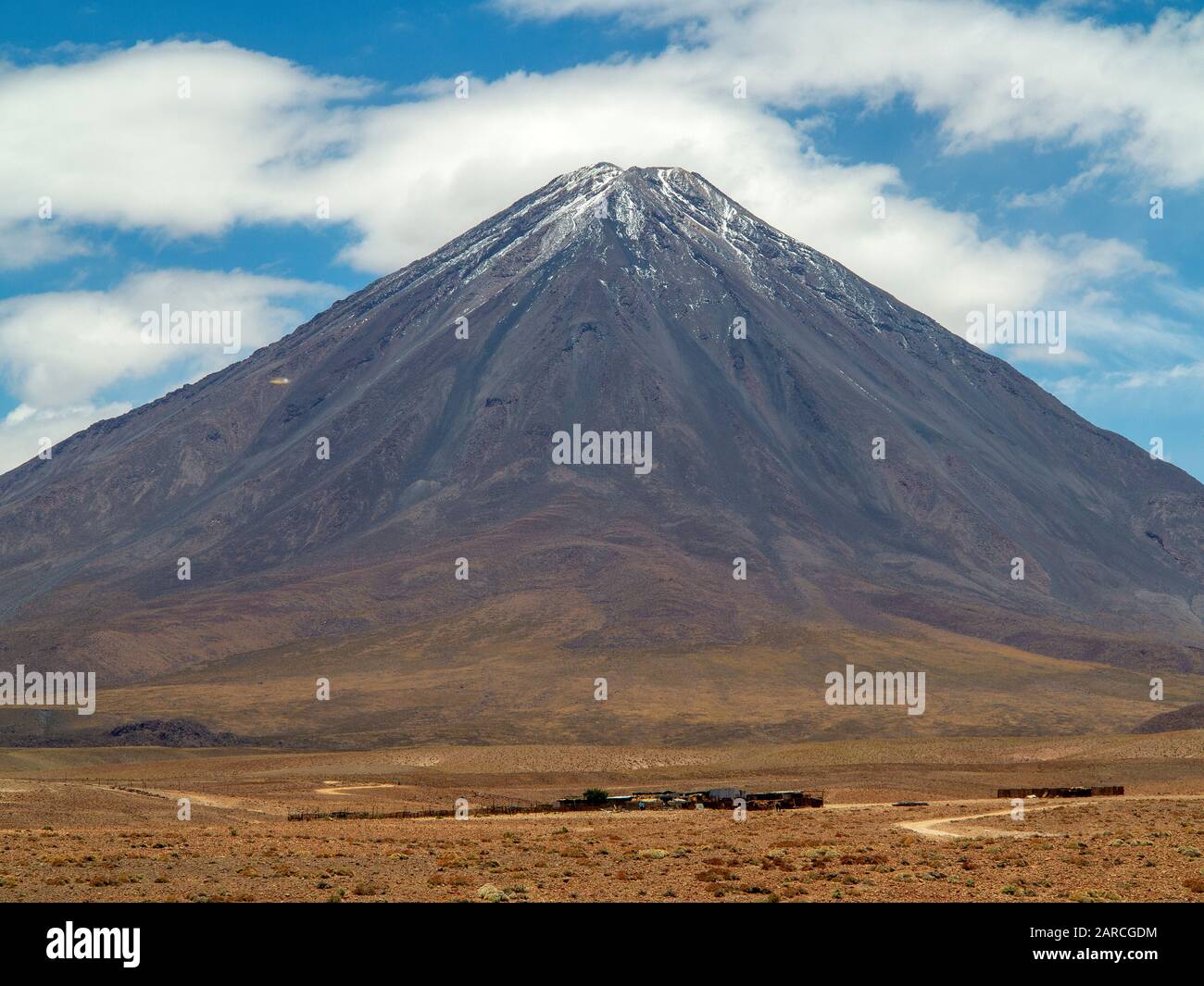 Vulcano Lincancabur visto da Ruta 27 subito dopo lasciare San Pedro de Atacama sulla strada per il confine Argentina a Paso Jama, Cile Foto Stock