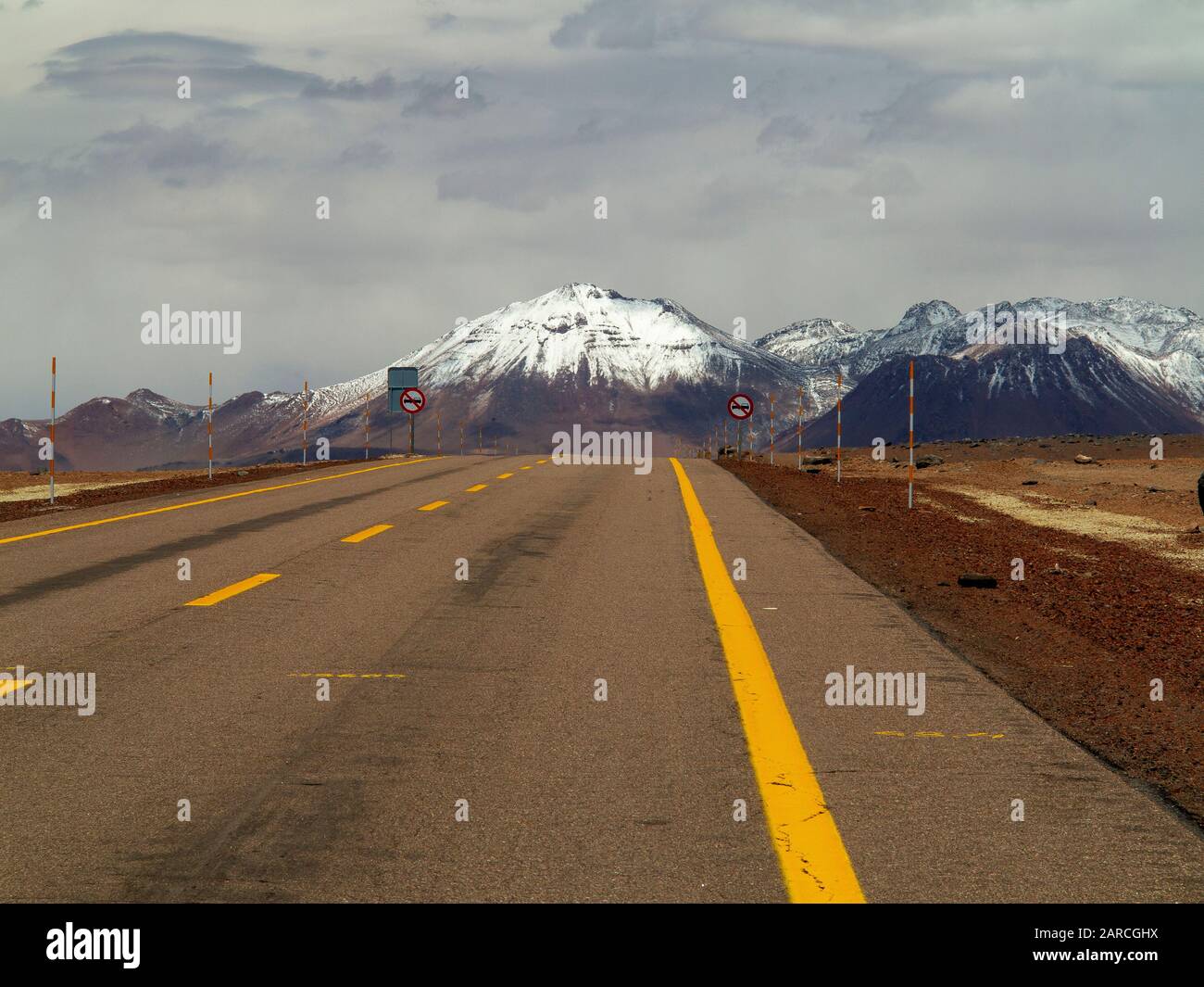 Cime di neve a Ruta 27 vicino San Pedro de Atacama sulla strada per il confine Argentina a Paso Jama, Cile Foto Stock