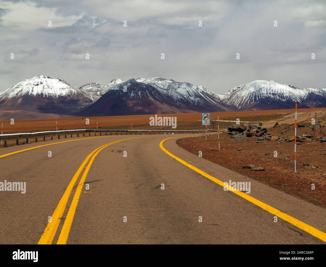 Cime di neve a Ruta 27 vicino San Pedro de Atacama sulla strada per il confine Argentina a Paso Jama, Cile Foto Stock