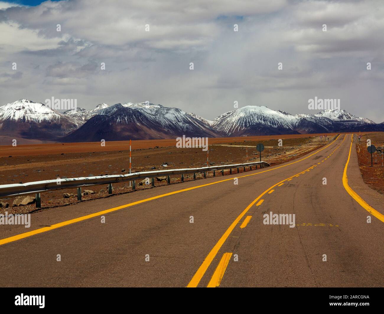 Cime di neve a Ruta 27 vicino San Pedro de Atacama sulla strada per il confine Argentina a Paso Jama, Cile Foto Stock