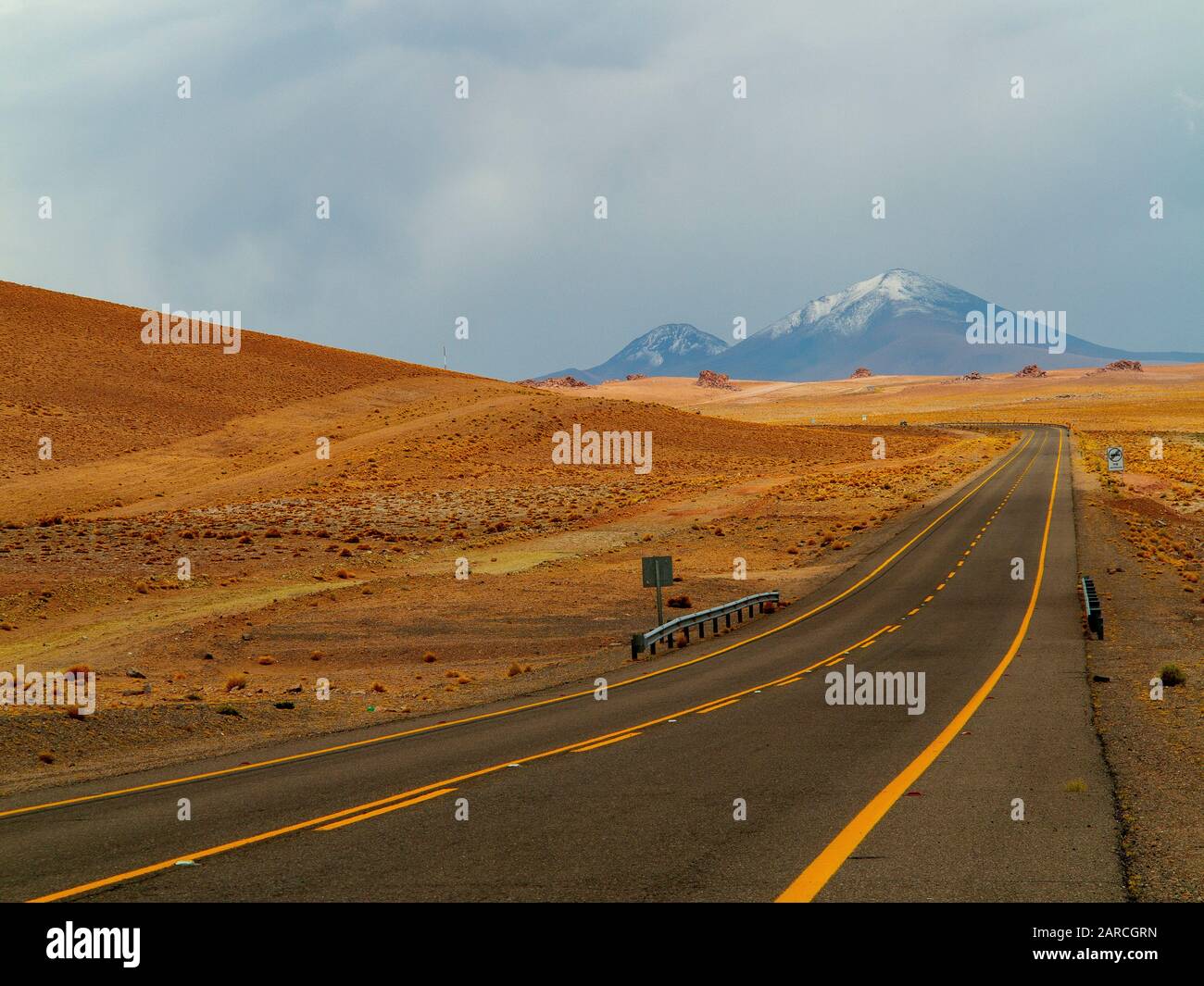 Cime di neve a Ruta 27 vicino San Pedro de Atacama sulla strada per il confine Argentina a Paso Jama, Cile Foto Stock