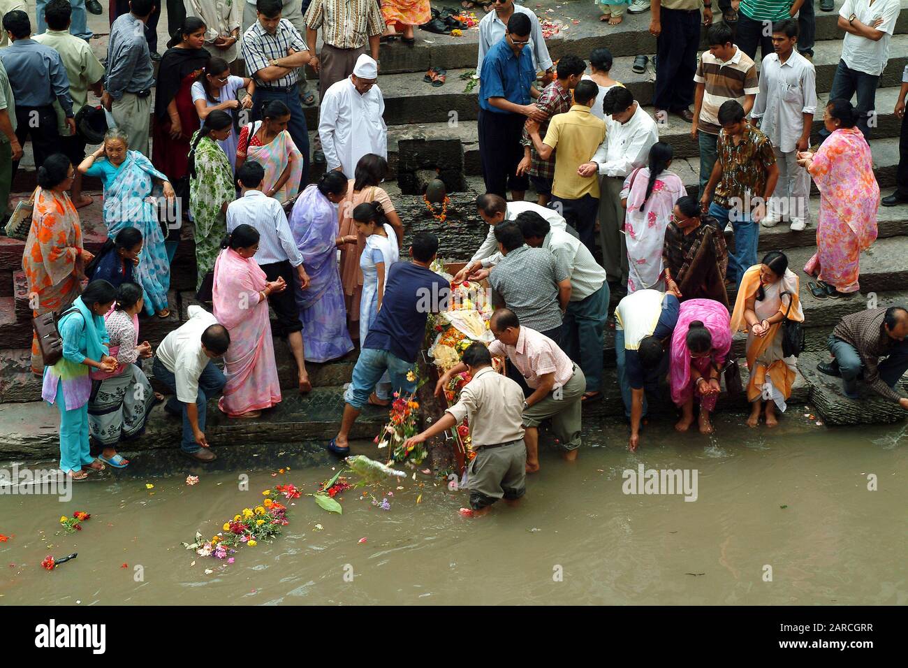 Kathmandu, Nepal - 15 luglio 2004: Persone non identificate dai funerali tradizionali a Pashupatinath sul fiume Bagmati Foto Stock