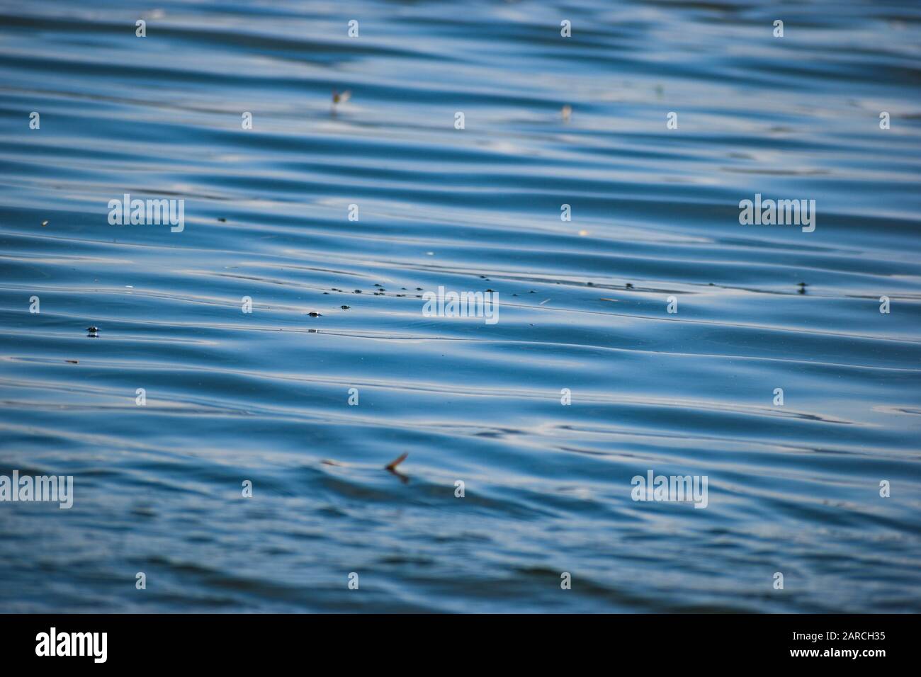 Maree sulle acque del mare blu, bella configurazione, bolle d'acqua Foto Stock