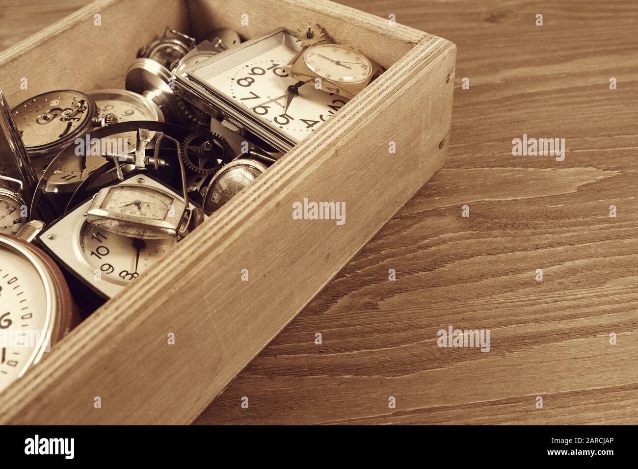 Un sacco di orologi meccanici vintage, dettagli per orologi e sveglie nella casella di legno, e spazio di testo Foto Stock