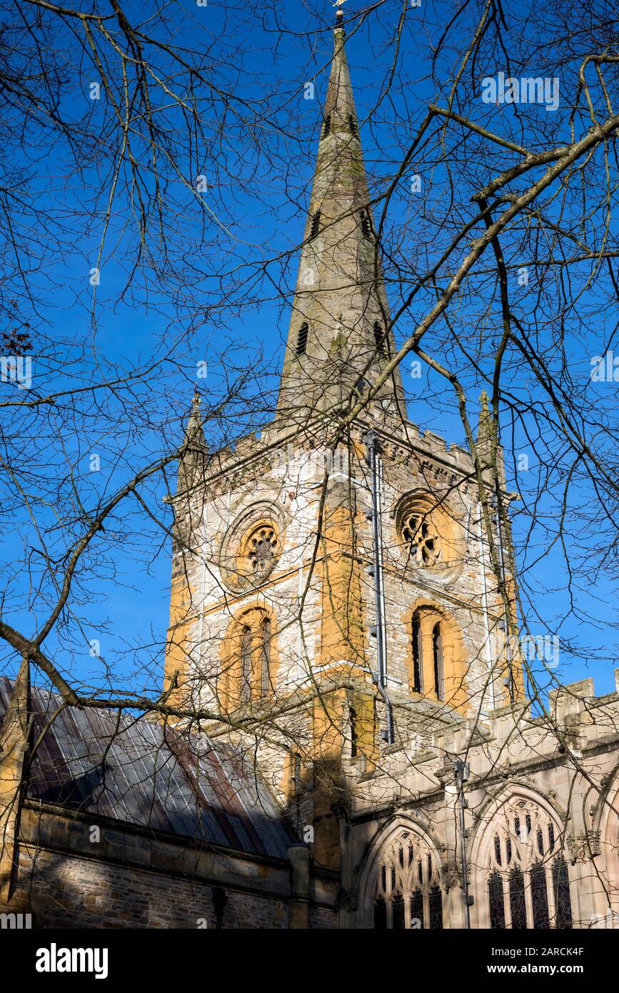 La Chiesa della Santissima e Indivisa Trinità, con guglia, Stratford on Avon, Inghilterra, Regno Unito contro il cielo blu. Foto Stock