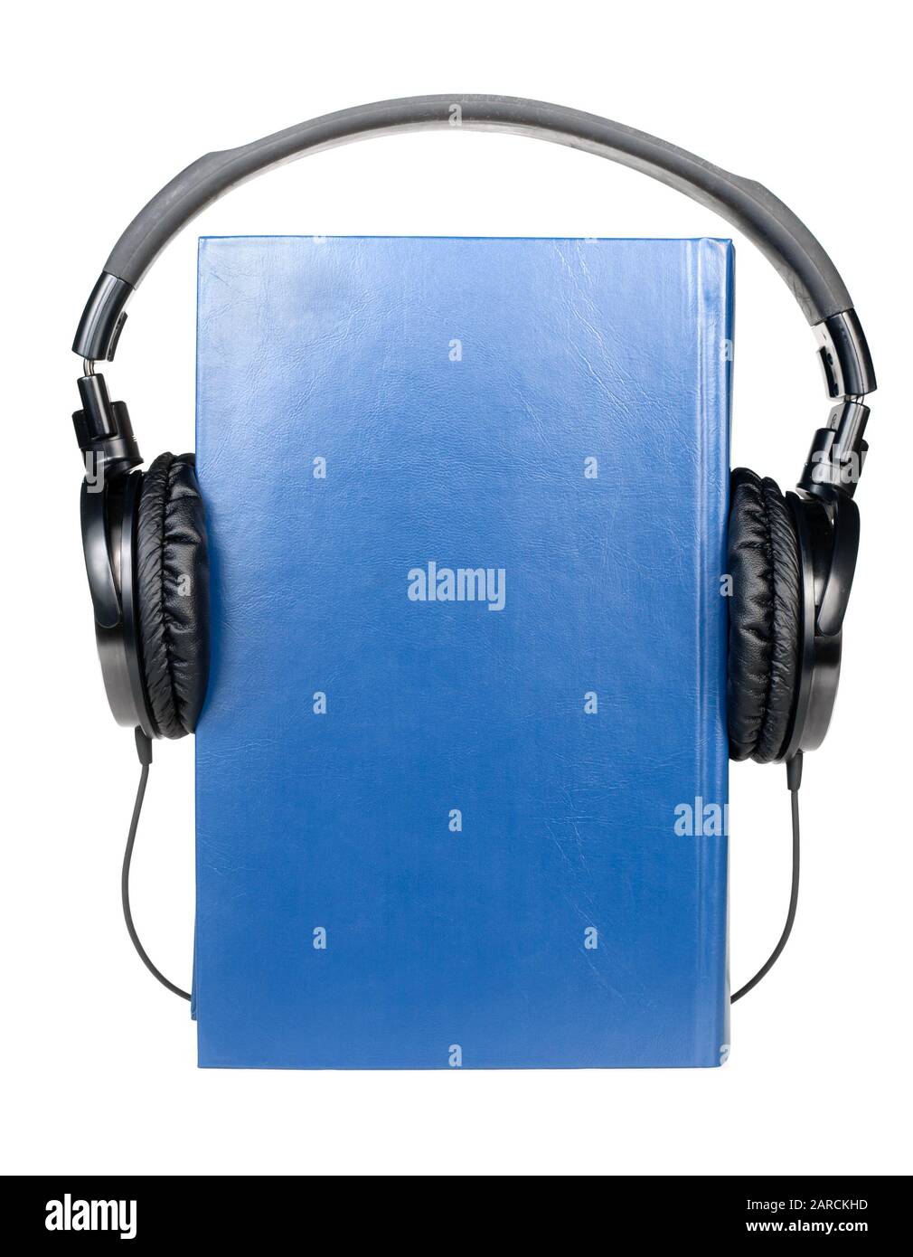 Libro blu con hi-fi cuffie su sfondo bianco Foto Stock