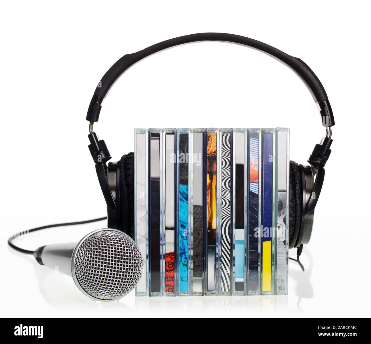 HI-Fi cuffie sulla pila di CD con microfono su sfondo bianco Foto Stock