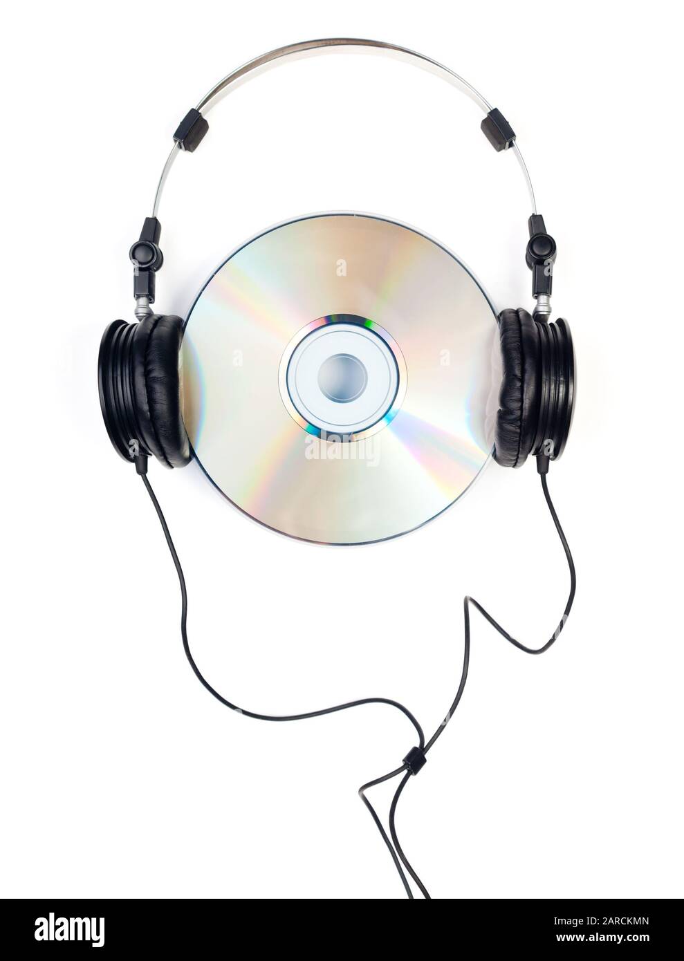 Cuffie con CD su sfondo bianco Foto Stock