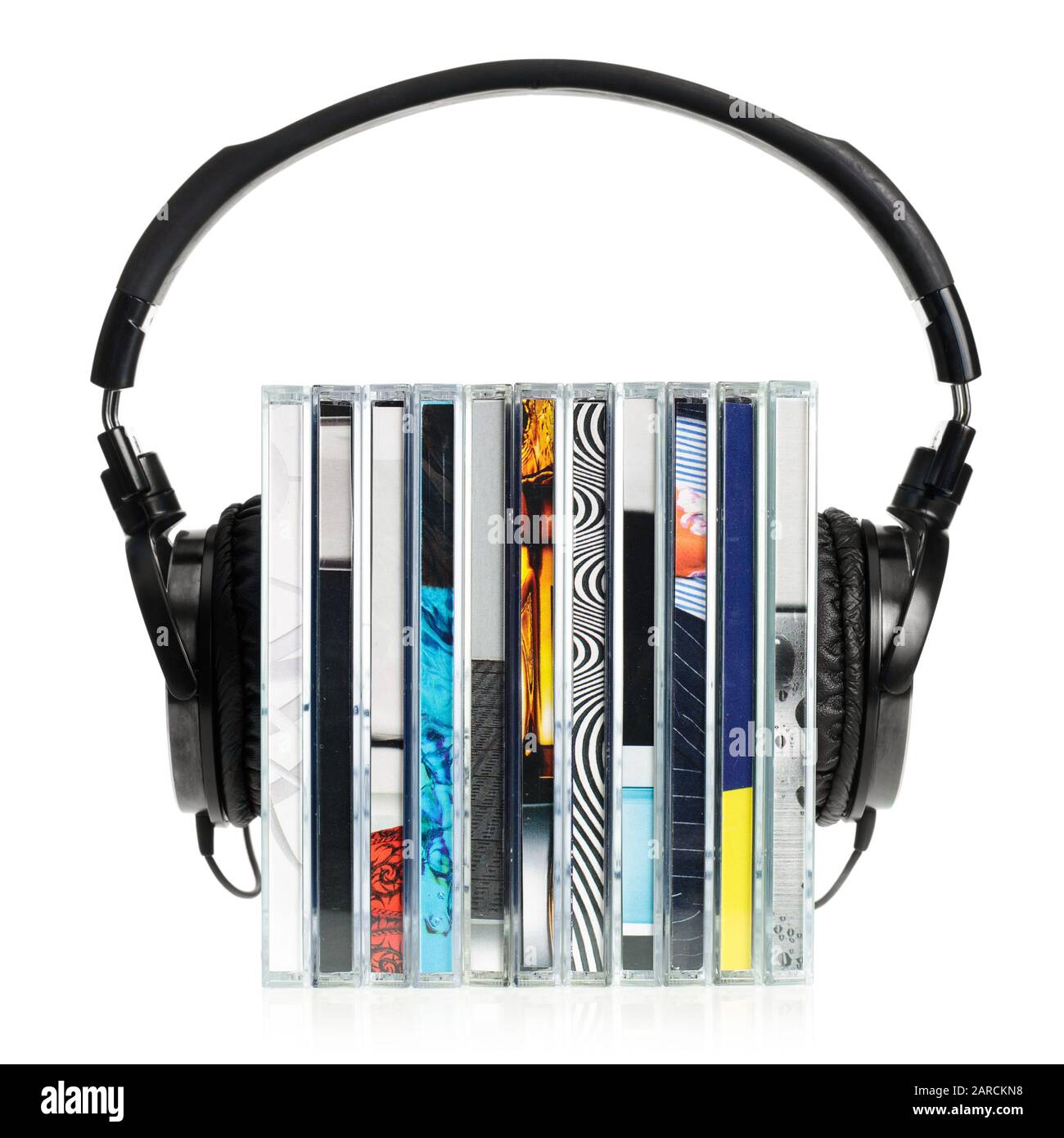 HI-Fi cuffie sulla pila di CD su sfondo bianco Foto Stock
