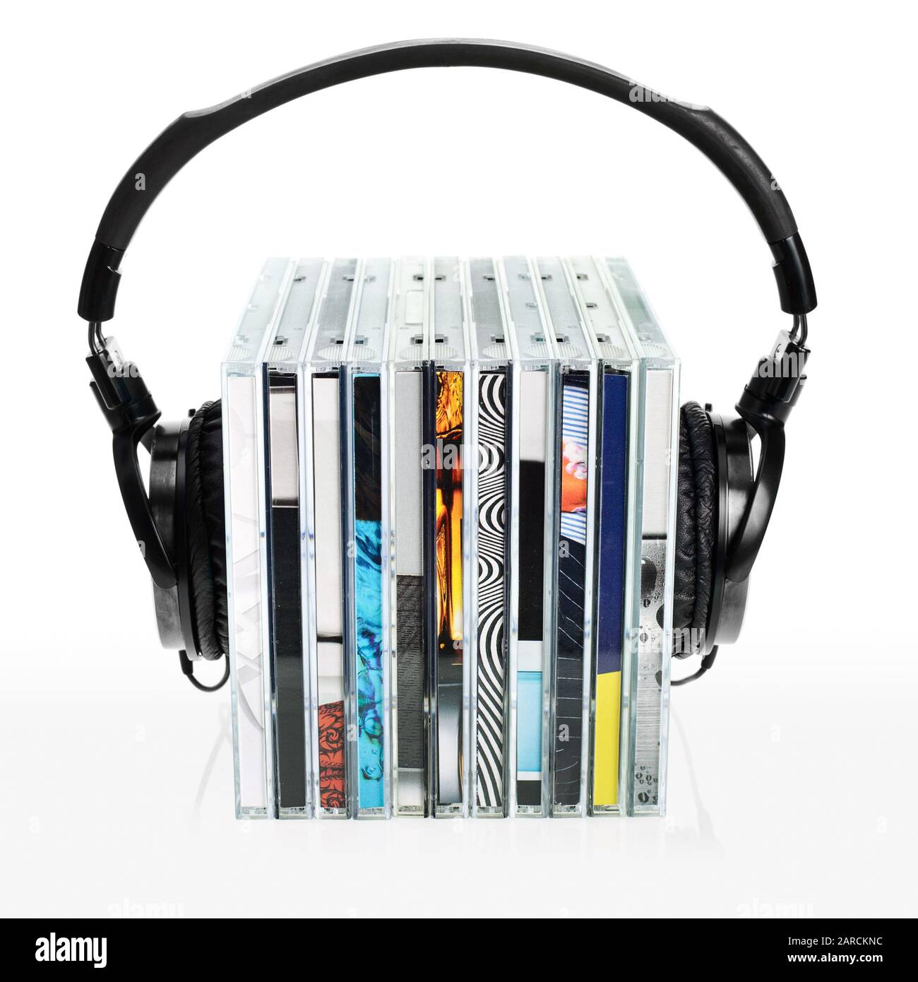HI-Fi cuffie sulla pila di CD su sfondo bianco Foto Stock