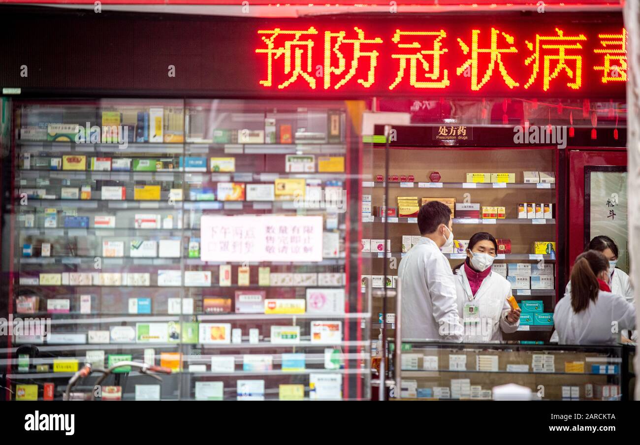 Shanghai, Cina, 27th Jan 2020, Fuori dalla farmacia con tecnici che parlano all'interno delle maschere Foto Stock