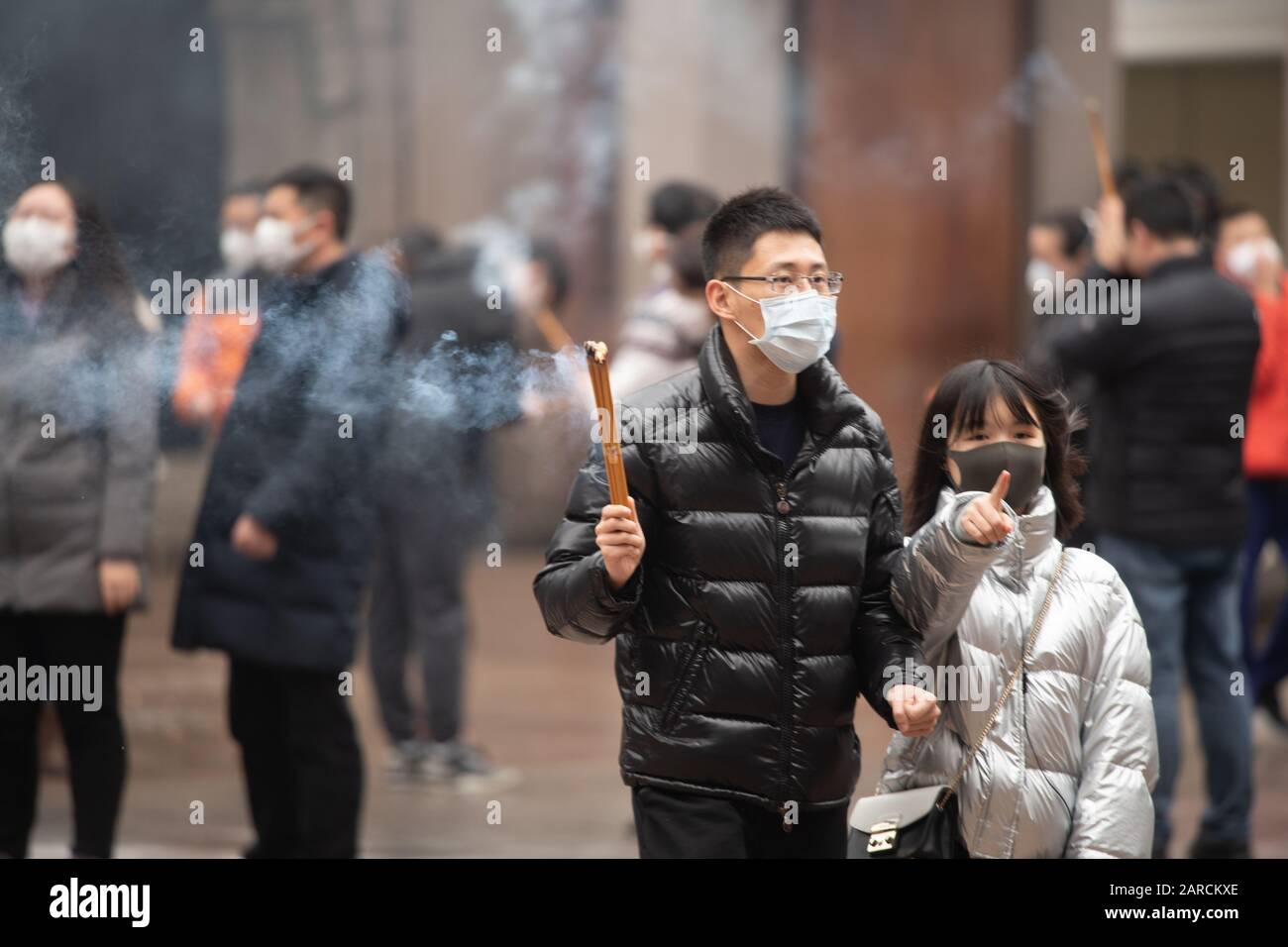 Shanghai, Cina, 23rd Jan 2020, Persone che indossano maschere e bastoncini di lancio per evitare di catturare il coronavirus Foto Stock