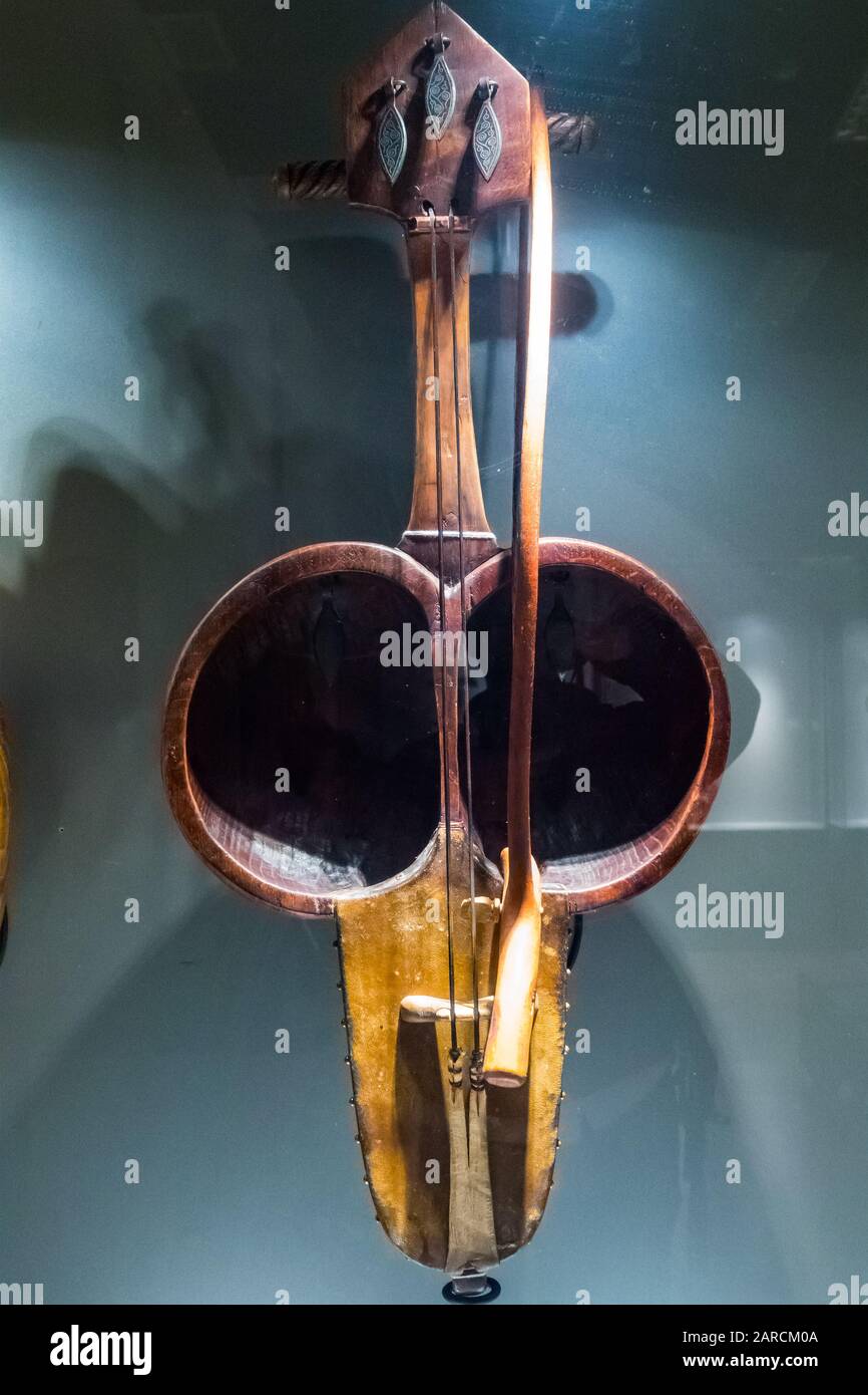 Uno strumento di corda kobyz nel Museo degli Strumenti musicali kazako in Almaty Kazakhstan Foto Stock