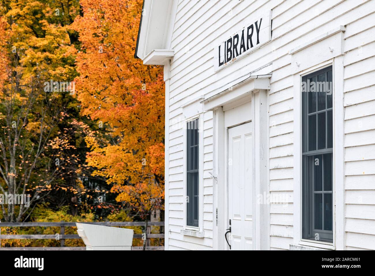 Affascinante biblioteca del villaggio del New England. Foto Stock