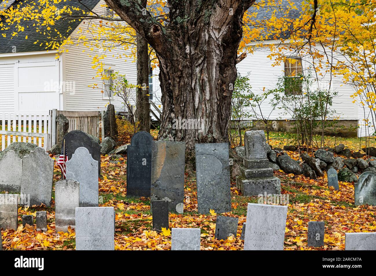 Rustico cimitero d'autunno. Foto Stock