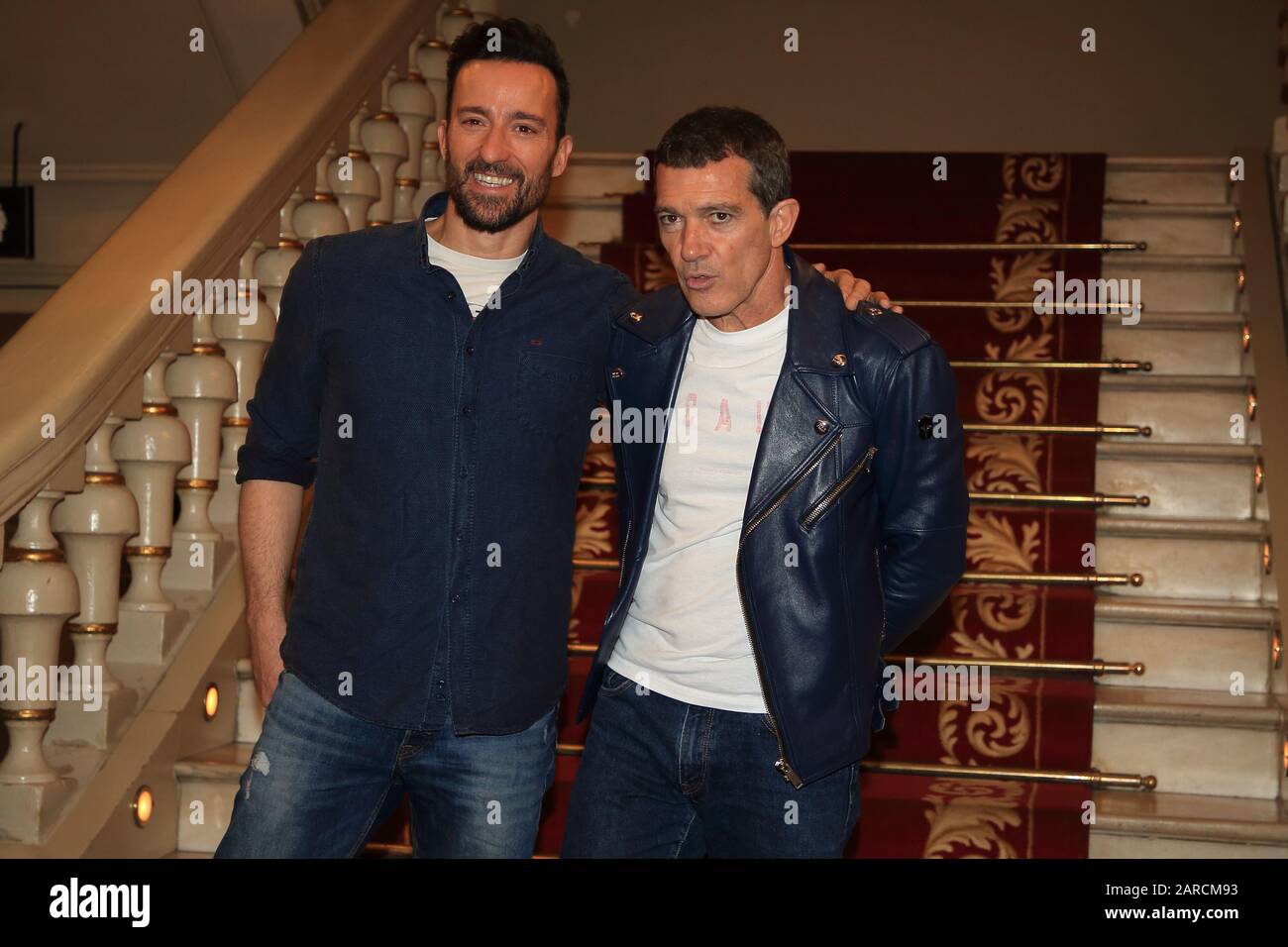 27H Jan, ANTONIO BANDERAS e PABLO PUYOL presentano a Barcellona LA LINEA musicale A CHORUS a Teatre Tivoli Foto Stock