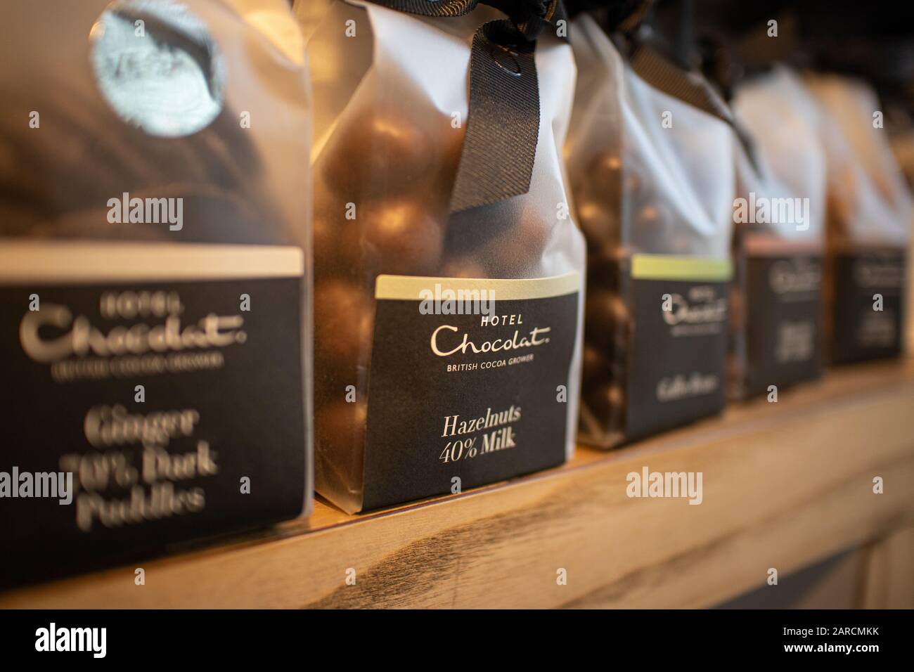 Sacchetti di 'bottoni o 'puddles' di cioccolato Hotel in vendita al banco. L'Hotel Chocolat è il marchio di cioccolato premium preferito dal Regno Unito. Foto Stock