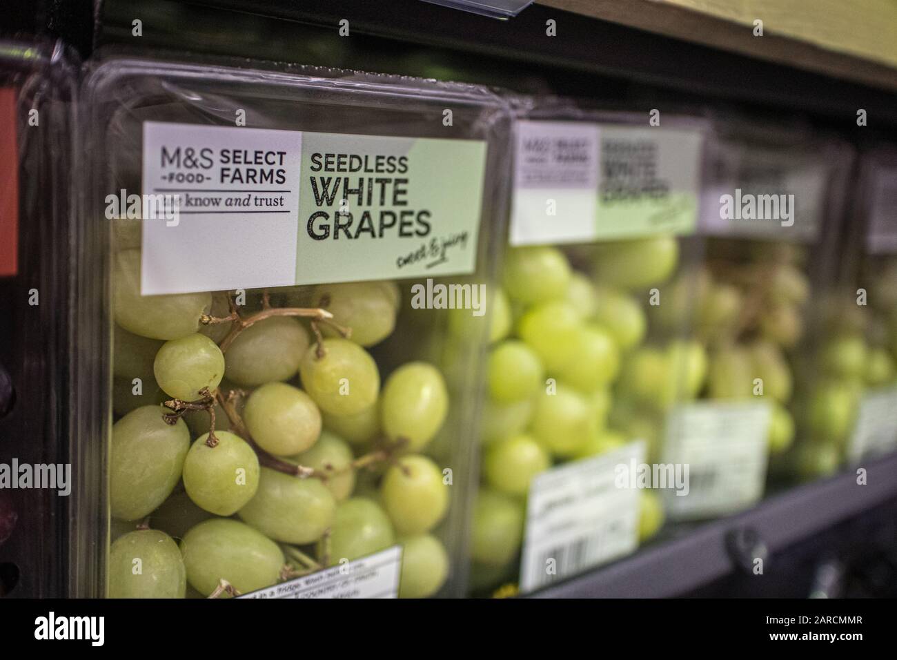 Marks & Spencer uve bianche senza semi in vendita in un negozio. M&S è un marchio britannico di alta Street store rinomato per i suoi vestiti e cibo di alta qualità Foto Stock