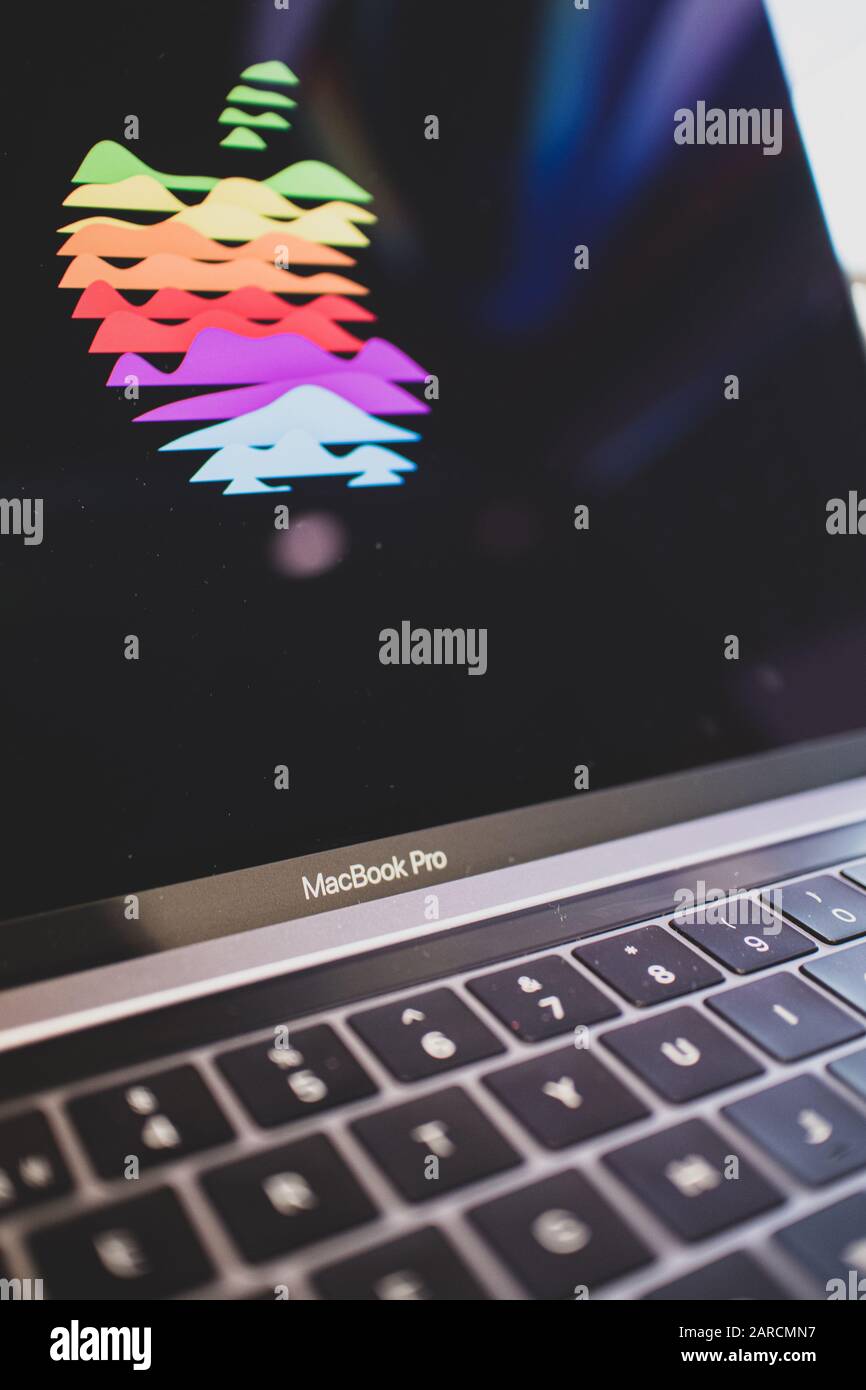 Illustrazione creativa del logo Apple Mac sullo schermo di un MacBook Pro Foto Stock