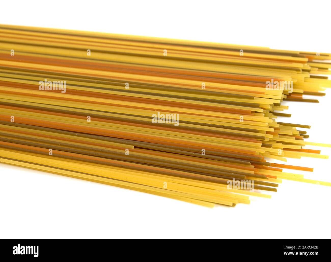 Spaghetti colorati in un primo piano Foto Stock