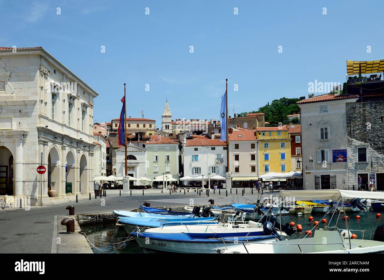 Piran, Slovenia - Luglio 4th 2015: Persone non identificate, porto e campanile nel pittoresco villaggio sul mare Adriatico Foto Stock