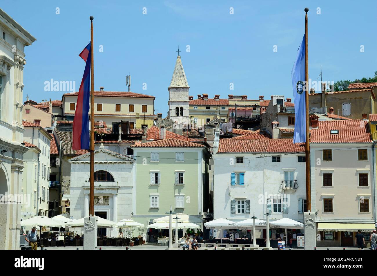 Piran, Slovenia - Luglio 4th 2015: Persone non identificate, edifici e piazza principale chiamata Piazza Tartini nel pittoresco villaggio sul mare Adriatico Foto Stock