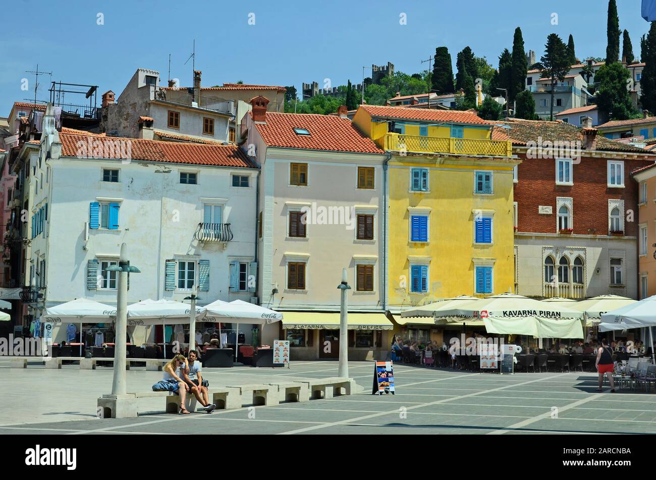 Piran, Slovenia - Luglio 4th 2015: Persone non identificate ed edifici in piazza Tartini, alias Tartinijev Trg, nel pittoresco villaggio sul mare Adriatico Foto Stock