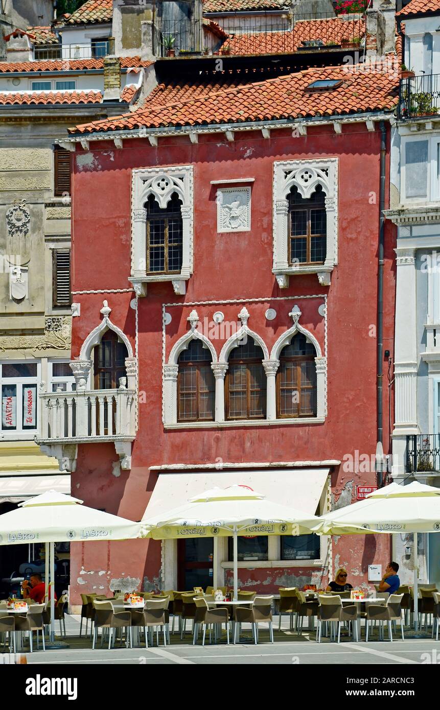 Piran, Slovenia - Luglio 4th 2015: Persone non identificate in ristorante e edificio veneziano su piazza Tartini nel pittoresco villaggio sul mare Adriatico Foto Stock