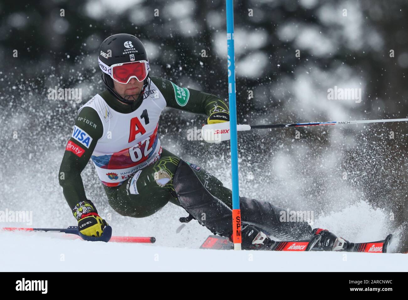 Kyle Negomir degli Stati Uniti corre lungo il corso, durante l'Audi FIS Alpine Ski World Cup Slalom gara il 26 gennaio 2020 a Kitzbuehel, Austria. Foto Stock