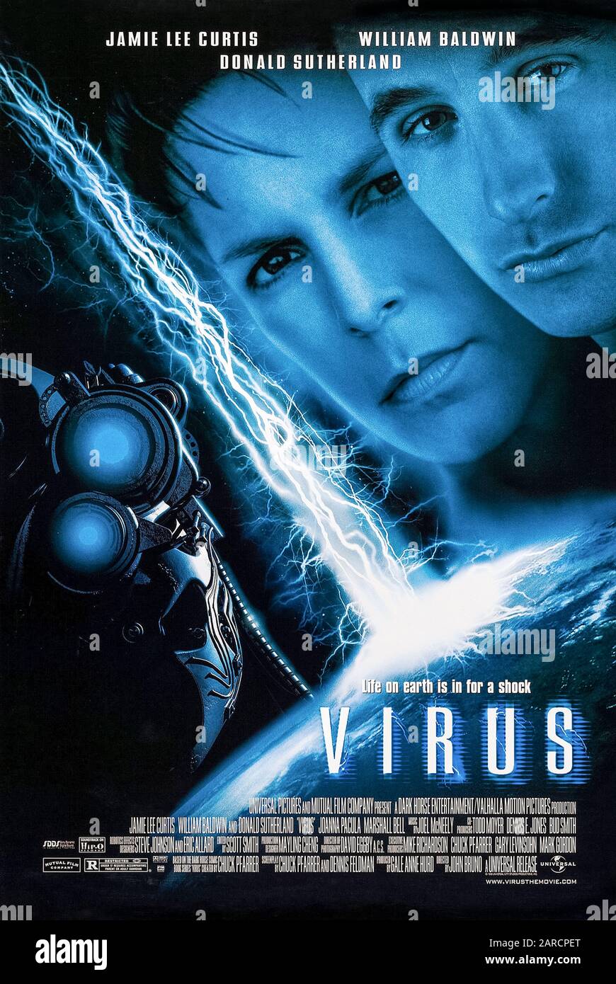 Virus (1999) diretto da John Bruno e interpretato da Jamie Lee Curtis, Donald Sutherland e William Baldwin. Adattato da un libro comico del cavallo scuro; un rimorchiatore americano scopre un'imbarcazione russa abbandonata di comunicazione e di ricerca che è stata presa sopra da un'intelligenza aliena. Foto Stock