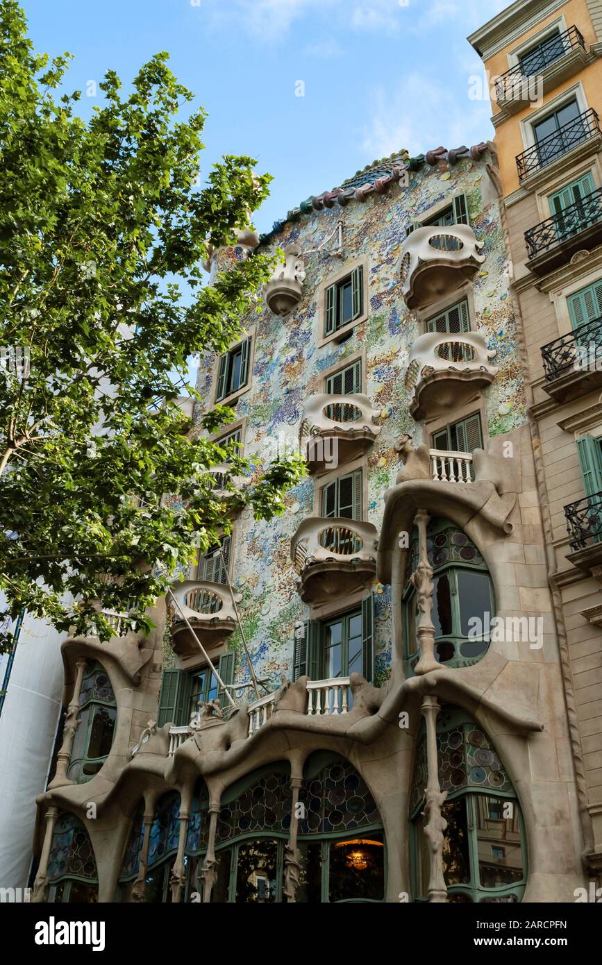 La Casa Batllo è un famoso edificio di appartamenti costruito dal famoso architetto art nouveau Antonio Gaudi. Foto Stock