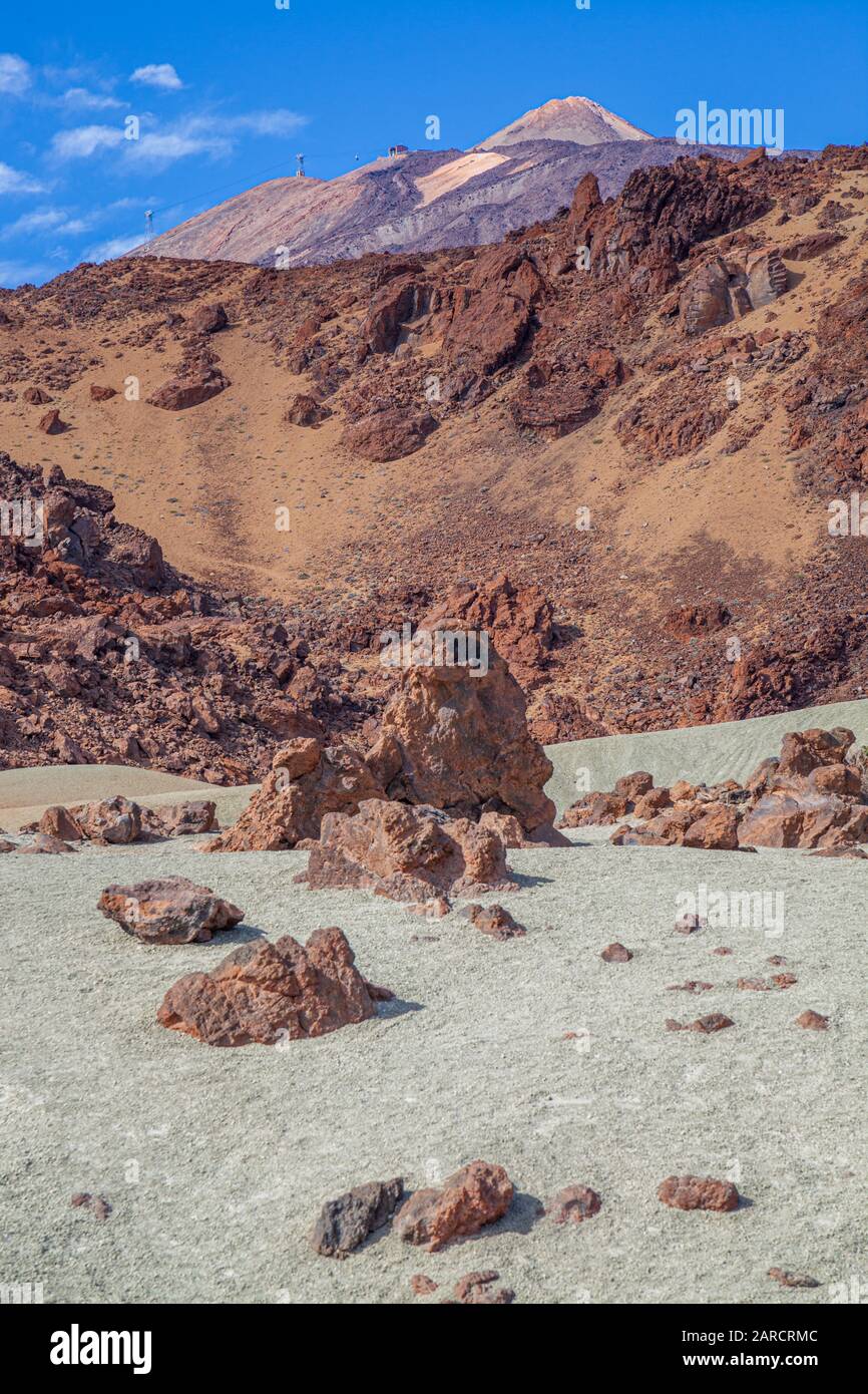 Vista della vetta del monte teide dal parco nazionale roccioso paesaggio lunare del deserto tenerife Spagna dal parco nazionale del monte teide Foto Stock