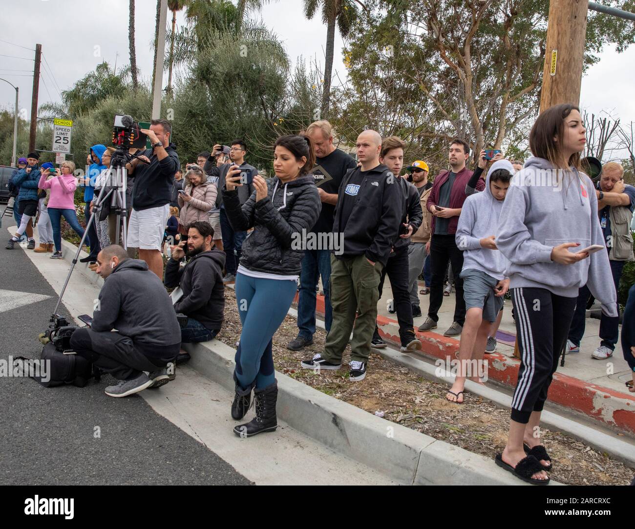 Calabasas, Stati Non Legati, 26 Gennaio 2020. I fan si radunano fuori dall'elicottero e si schiantano sulle colline di Calabasas, California Sunday Afternoon Jauary 26, la stella NBA Kobe Braynt e il suo daighter Gianna da 13 anni sono stati tra le 9 persone uccise nel crash. Credito: Daniel Dreifuss/Alamy Live News Foto Stock