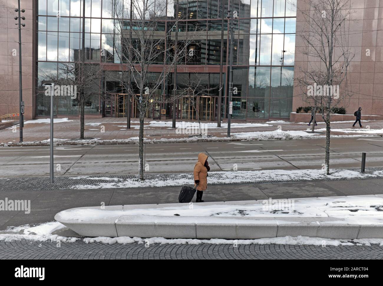 Alcuni pedoni sfidano il freddo invernale in Public Square nel centro di Cleveland, Ohio, Stati Uniti. Foto Stock