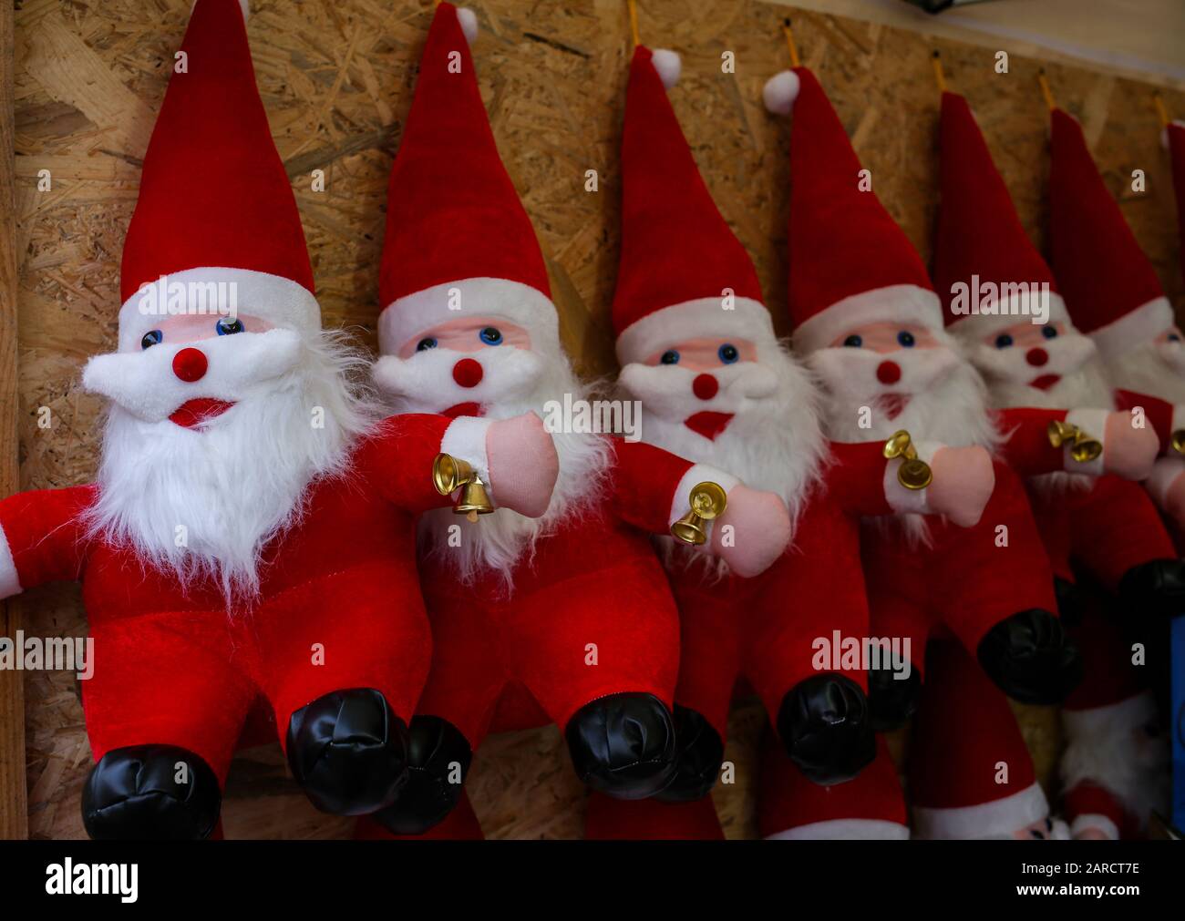 Figurine peluche di Babbo Natale con campane su uno stand di strada Foto Stock