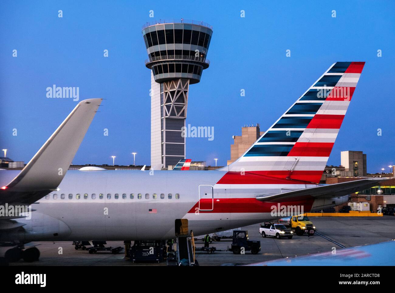 Torre di controllo del traffico aereo nell'affollato aeroporto. Foto Stock