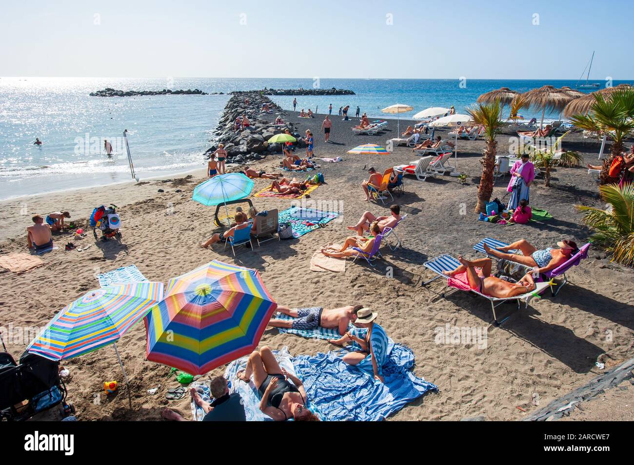 Isola Canarie TENERIFE, Spagna - 27 Dic, 2019: Escursionisti su Playa El Duque. È una delle più famose spiagge di Tenerife. Foto Stock