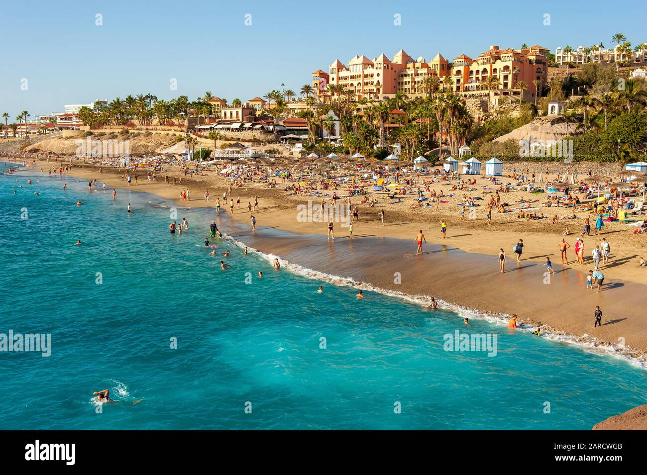 Isola Canarie TENERIFE, Spagna - 27 Dic, 2019: Escursionisti su Playa El Duque. È una delle più famose spiagge di Tenerife. Foto Stock