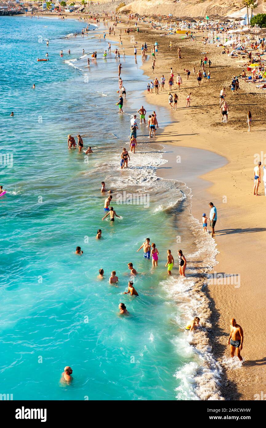 Isola Canarie TENERIFE, Spagna - 27 Dic, 2019: Escursionisti su Playa El Duque. È una delle più famose spiagge di Tenerife. Foto Stock