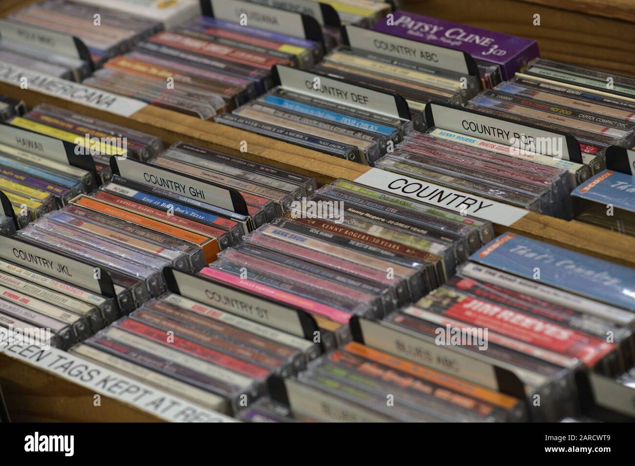 CD Compact Disc in vendita in un negozio di musica a Houston, Texas Foto Stock