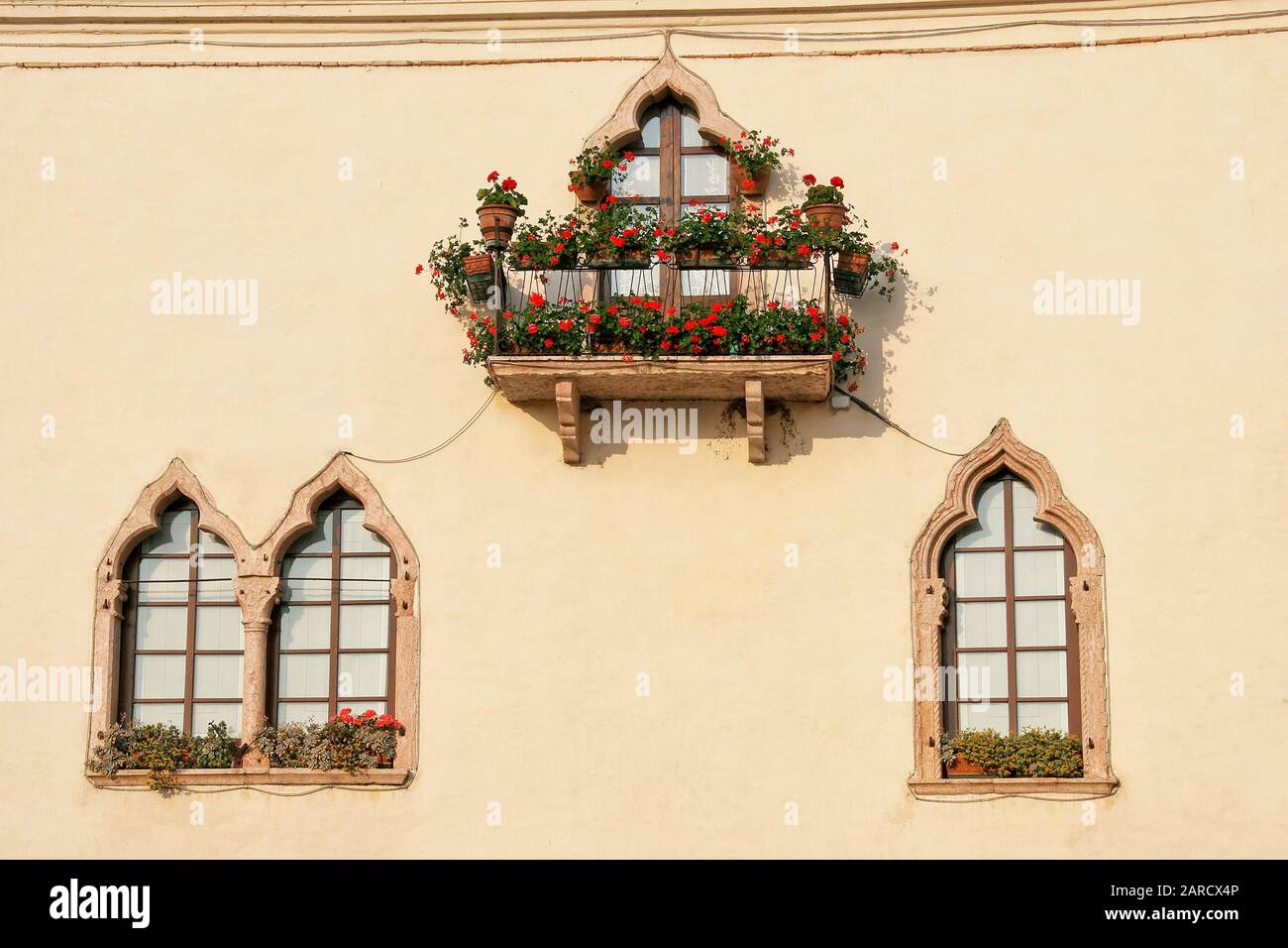 Dettaglio finestra, 13th secolo e casa storica, Garda, Italia Foto Stock