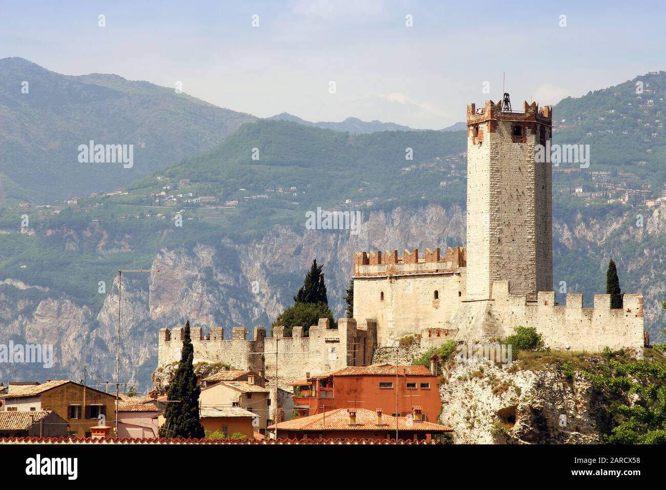 Vista a ovest del castello 13th Secolo, Malcesine, Lago di Garda, colline Dell 'Alto Garda sullo sfondo, Italia Foto Stock