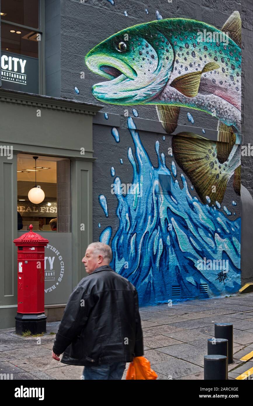 Pesce che salta dipinto sulle pareti del City Restaurant, pesce e negozio di chip, in Nicolson Street, Edimburgo, Scozia, Regno Unito. Foto Stock