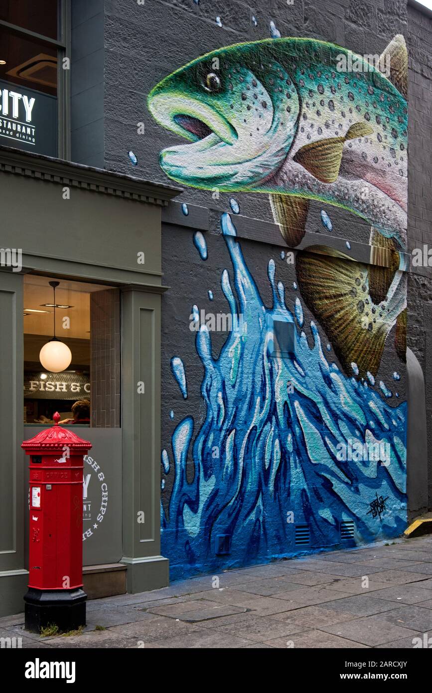 Pesce che salta dipinto sulle pareti del City Restaurant, pesce e negozio di chip, in Nicolson Street, Edimburgo, Scozia, Regno Unito. Foto Stock