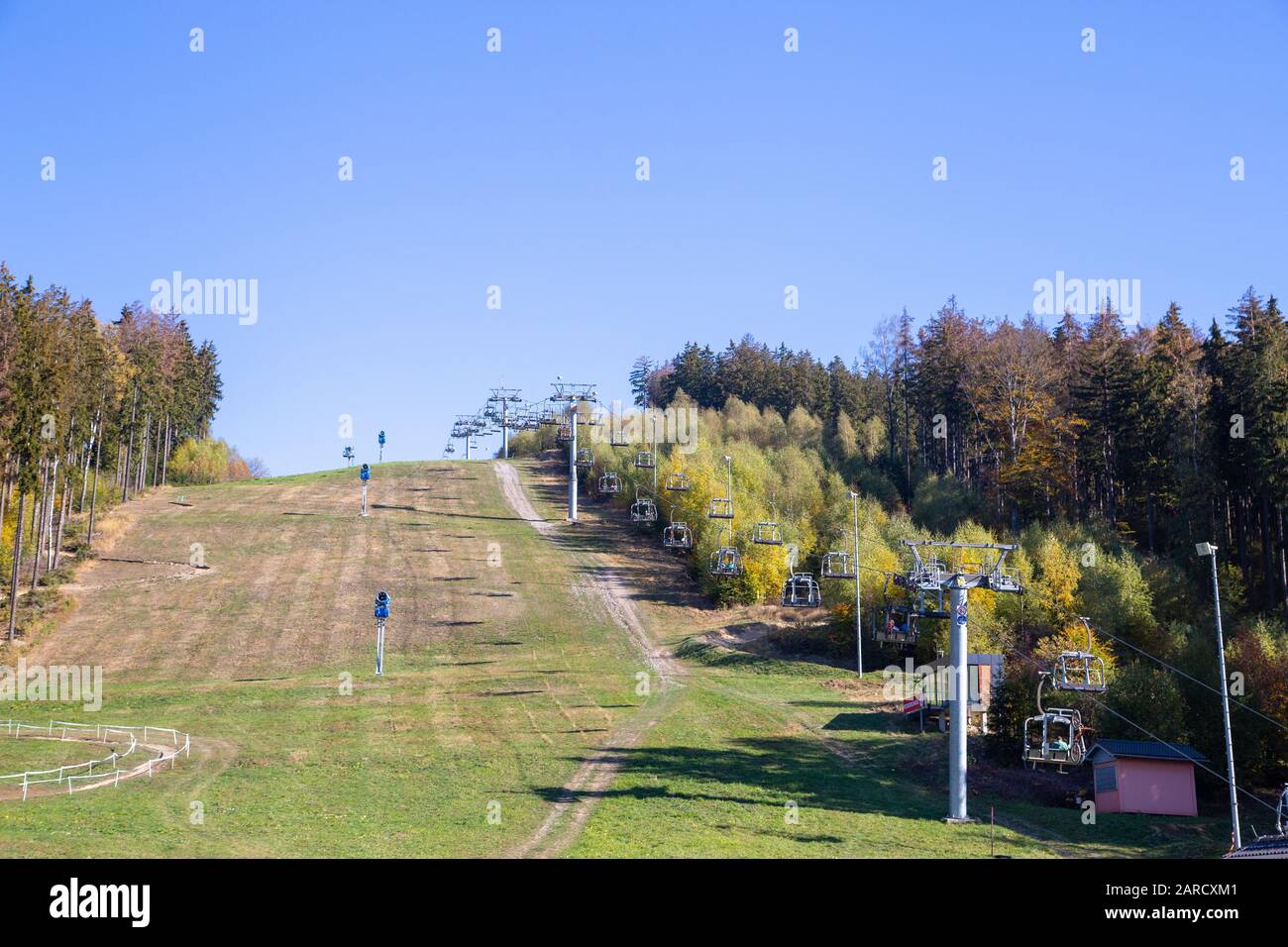 La pista da sci con la funivia in estate a Schöneck nella regione Vogtland in Sassonia Foto Stock