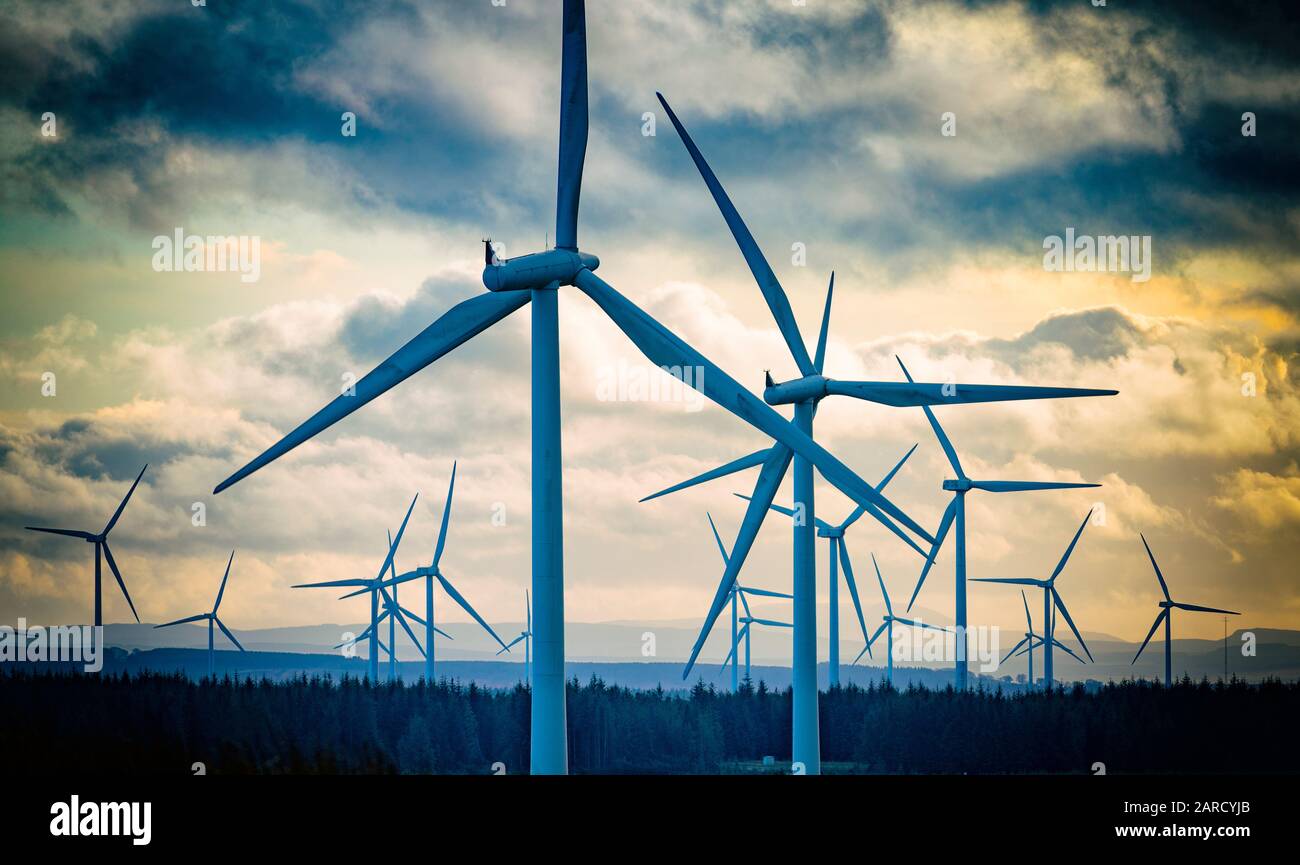 Molte turbine eoliche presso la Scottish Power Renewables Whitelee Wind Farm, nel Renfrewshire Orientale, Scozia, Regno Unito Foto Stock