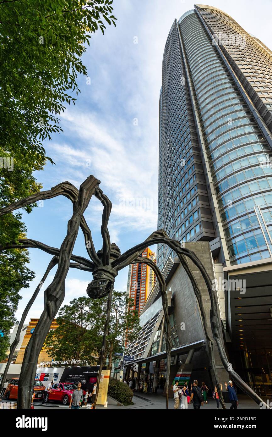 Tokyo, Roppongi Hills, agosto 2019 - statua del ragno gigante alla base della Torre Mori. In cima alla Mori Tower si trova una terrazza panoramica wi Foto Stock