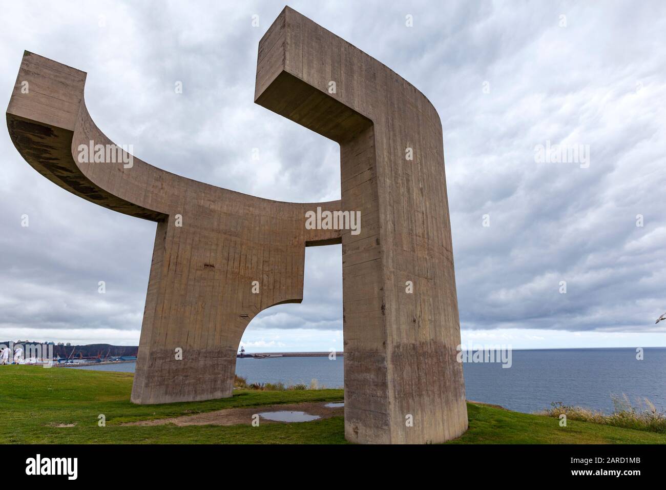 Elogio del Horizonte, scultura in cemento di fronte al mare dell'artista basco Eduardo Chillida, Gijon, Asturias, Spagna Foto Stock