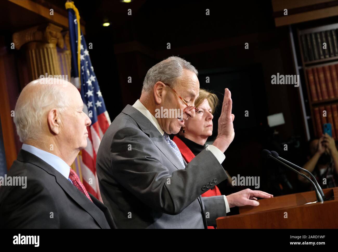 Washington, Stati Uniti. 27th Gen 2020. Chuck Schumer, leader democratico del Senato, parla ai media insieme al senatore ben Cardin, D-MD, e al senatore Tammy Baldwin, D-WI, a Capitol Hill lunedì 27 gennaio 2020. Foto di Alex Wroblewski/UPI Credit: UPI/Alamy Live News Foto Stock