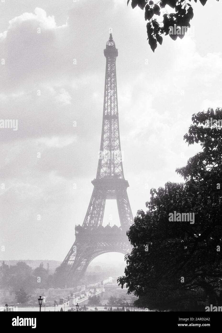 LA 1920S TORRE EIFFEL FU L'INGRESSO DELLA FIERA MONDIALE DEL 1889 PARIGI FRANCIA - R2355 HAR001 HARS GUSTAVE EIFFEL CHAMP DE MARS CONCETTI SIMBOLICI IN BIANCO E NERO HAR001 SIMBOLO SIMBOLO VECCHIO STILE RAPPRESENTAZIONE Foto Stock